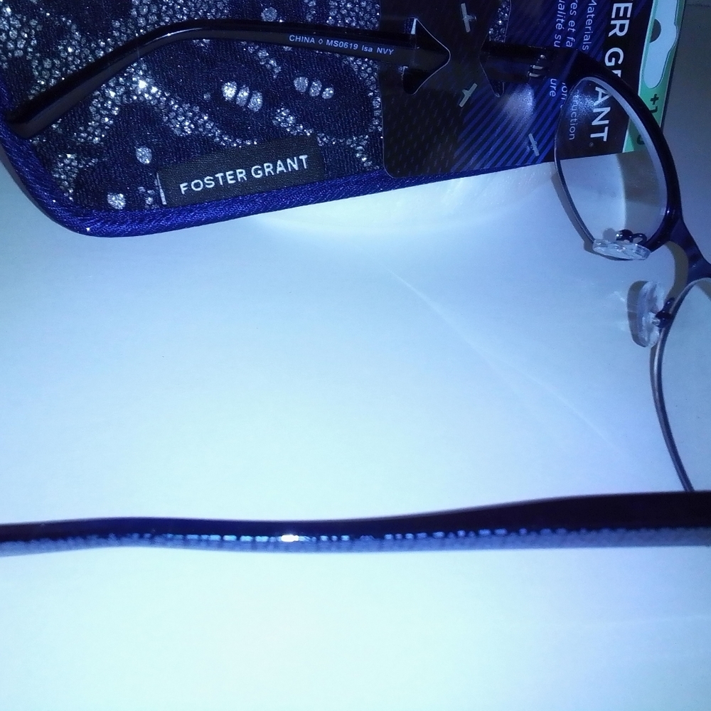 FOSTER GRANT 1.50 READERS BLUE FRAME NEW WITH CASE